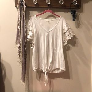 White, lace sleeve T-shirt with knot front size 2x